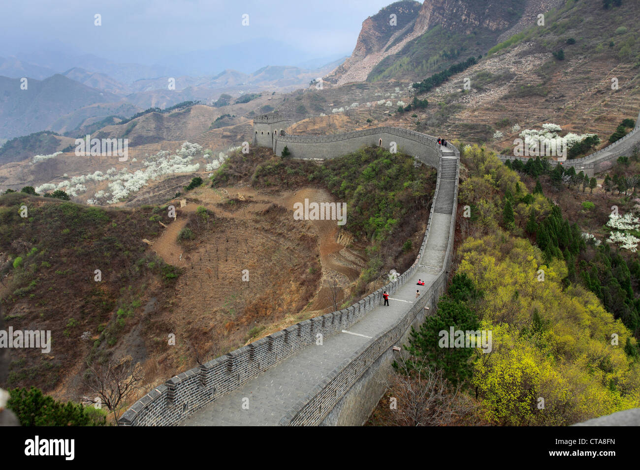 Vista la Grande Muraglia della Cina nei pressi di giallo strapiombo Pass village, Tianjian Provence, Cina, Asia. Foto Stock