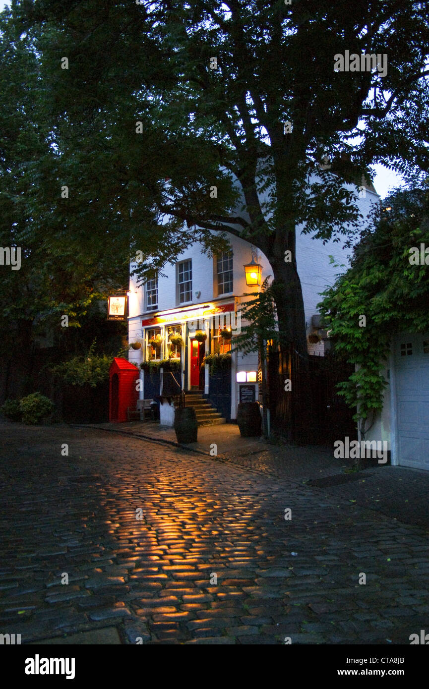 Il Granatiere pub, Wilton fila, Belgravia, London, al crepuscolo Foto Stock