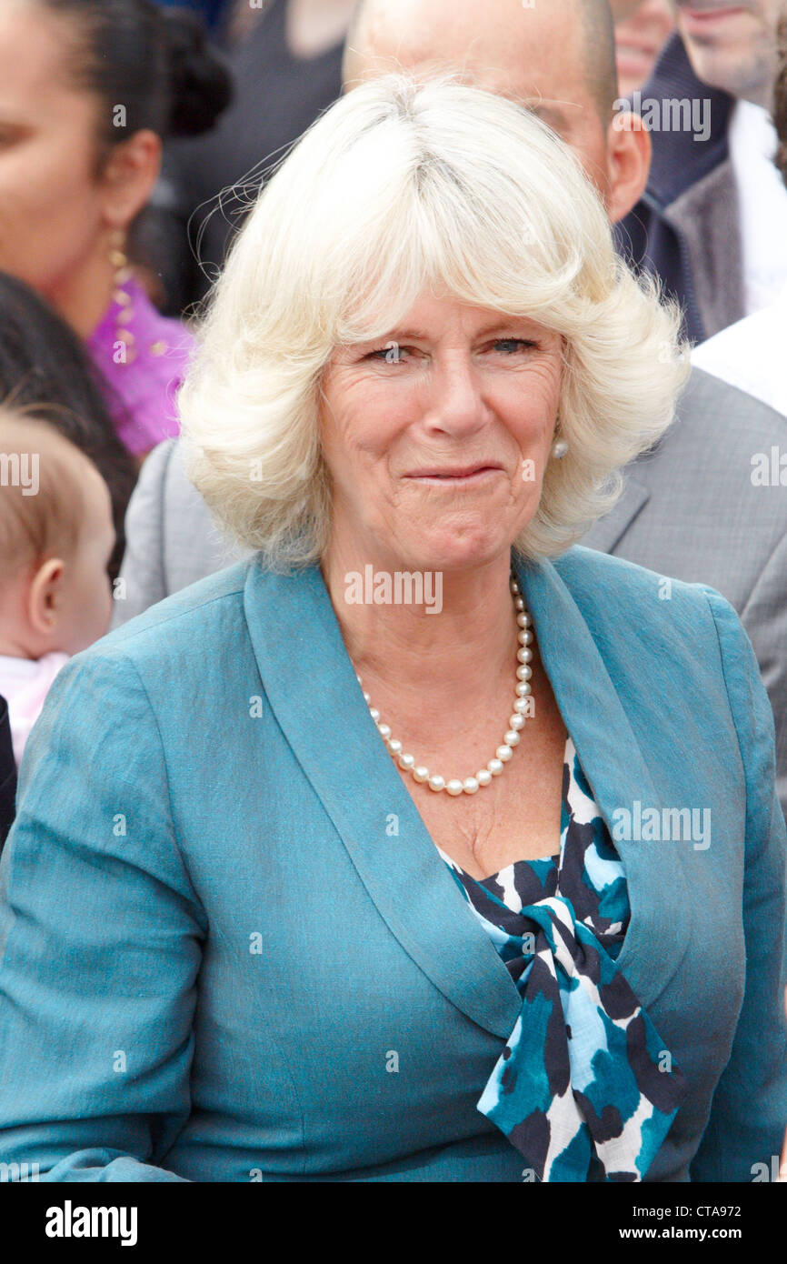 Il principe Carlo e Camilla, duchessa di Cornovaglia, visitare Tottenham residenti che la casa era stata distrutta durante le sommosse 2011 Foto Stock