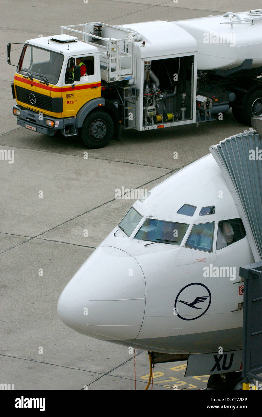 Berlino, l'aeroporto di Tegel Lufthansa il rifornimento della macchina Foto Stock