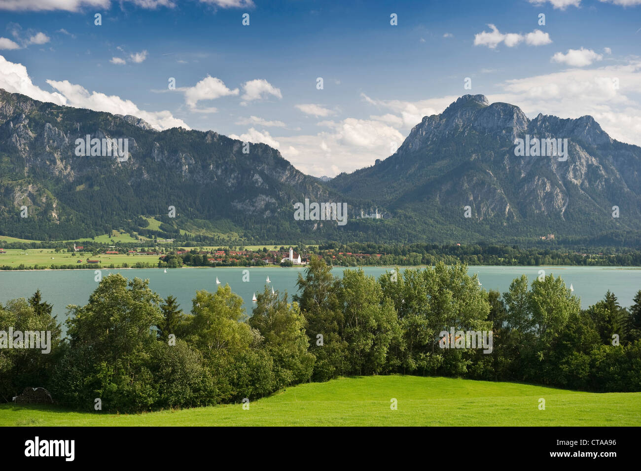 Vista sul lago di Forggensee a Schwangau und Castello di Neuschwanstein, Schwangau vicino a Füssen, Allgaeu, Baviera, Germania Foto Stock