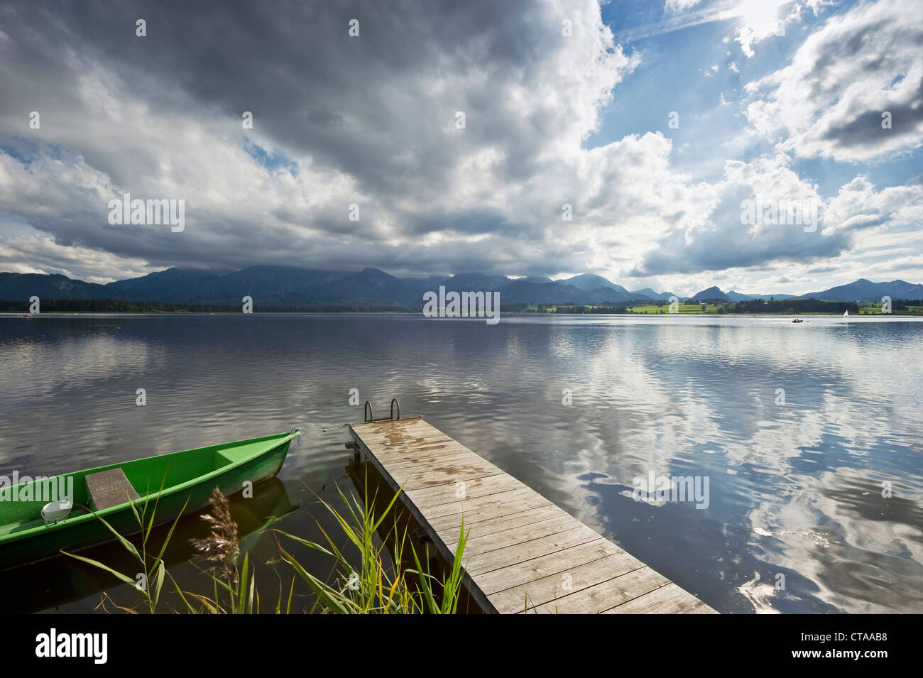 Pontile Lago Hopfensee, Fuessen, Allgaeu, Baviera, Germania Foto Stock