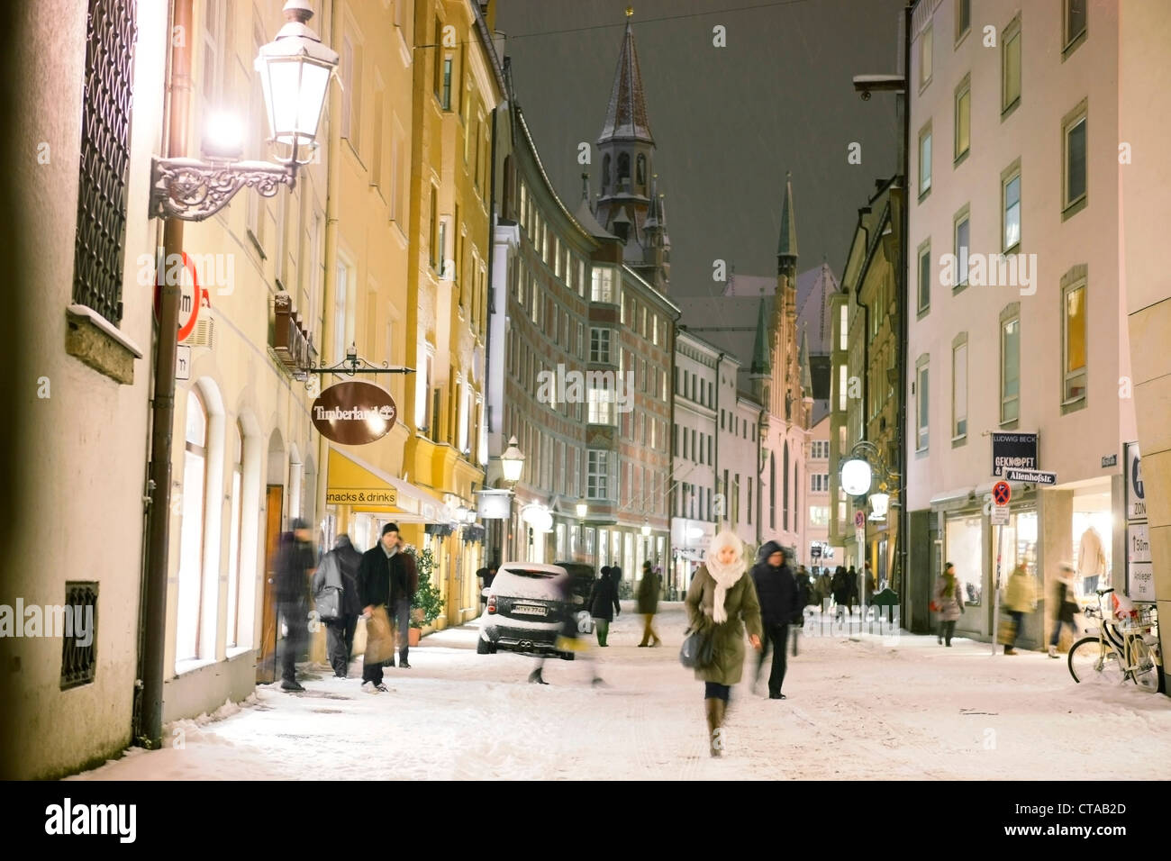 Neve fresca nella parte vecchia di Monaco di Baviera in serata, Burgstrasse, Monaco di Baviera, Germania Foto Stock