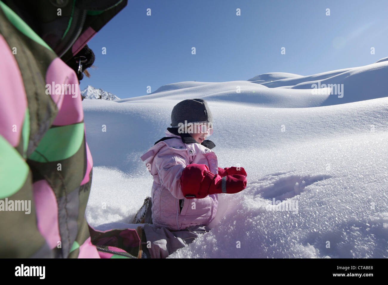 Due ragazze di 12 e 2 anni, giocare nella neve, Kloesterle, Arlberg, Tirolo. Austria Foto Stock