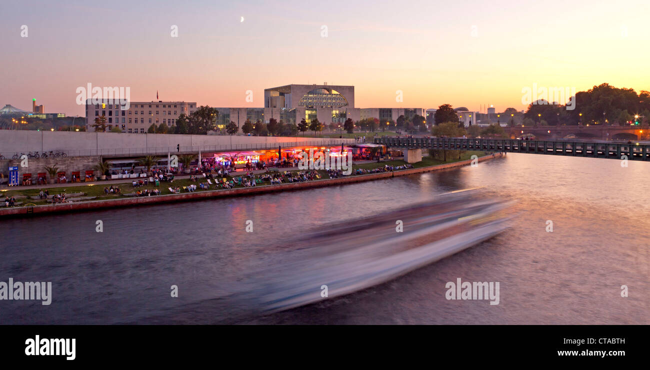 Capitale beach cafe e la Cancelleria federale presso il fiume Sprea al tramonto, Berlino, Germania, Europa Foto Stock