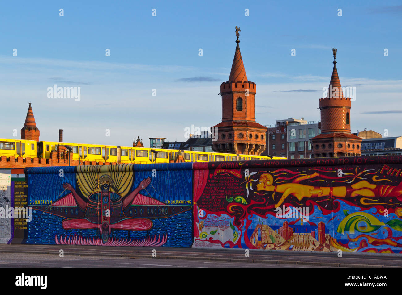 Muro di Berlino murale, East Side Gallery di Berlino, Germania, Europa Foto Stock