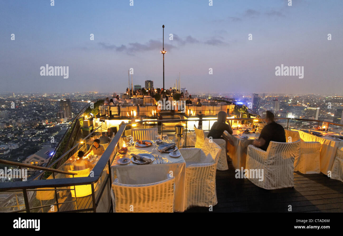 Persone presso la terrazza sul tetto del Banyan Tree hotel in serata, Vertigo Bar, Bangkok, Thailandia, Asia Foto Stock