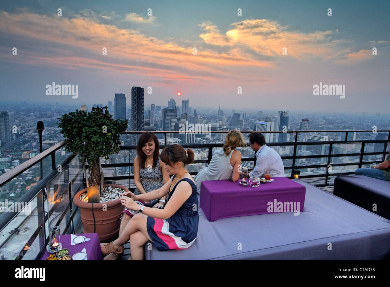 Persone presso la terrazza sul tetto del Banyan Tree hotel in serata, Vertigo Bar, Bangkok, Thailandia, Asia Foto Stock