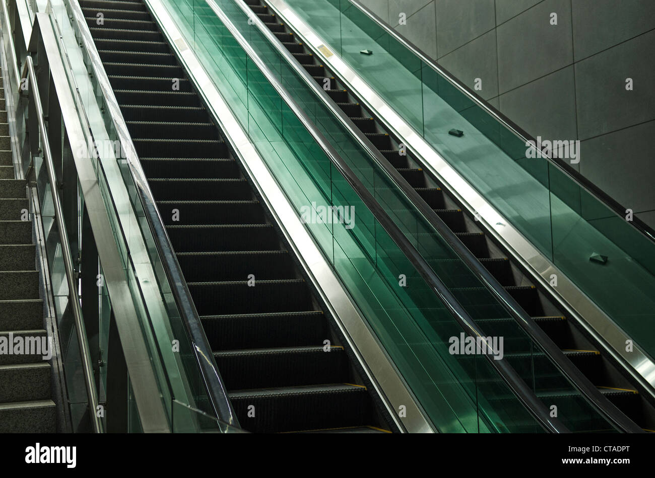 Dettaglio del moderno in vetro e metallo escalator Foto Stock