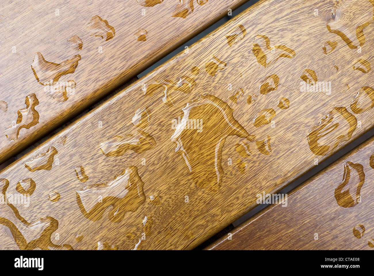 Perle di acqua su un ristorante Tavola dopo la pioggia Foto Stock