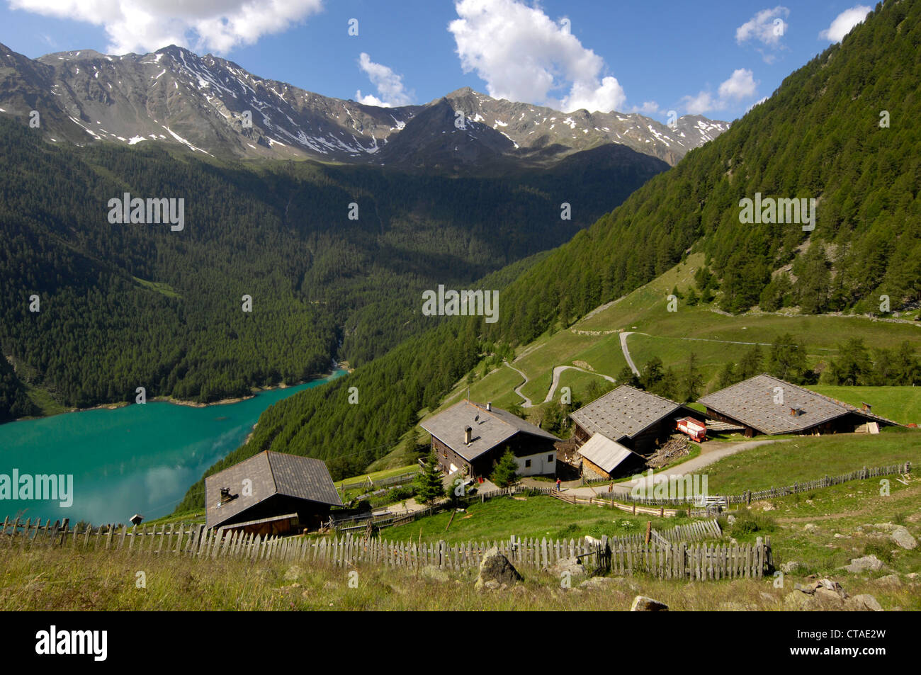 Casali di Campagna, Lago di montagna nella valle, serbatoio di Vernago, Val Senales, Val Venosta, Alto Adige, Trentino Alto Adige, Italia Foto Stock