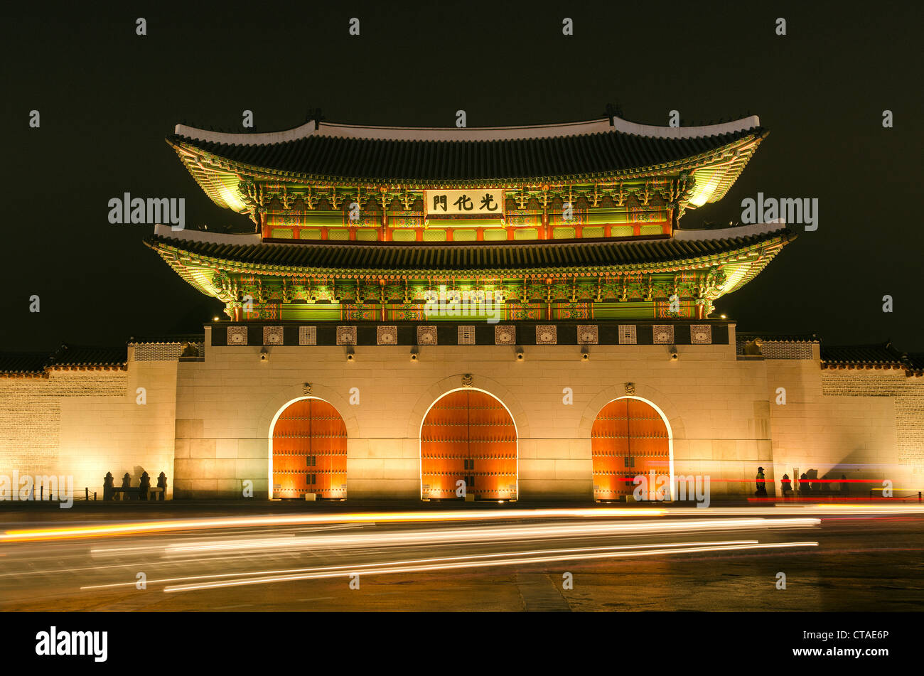 Gwanghwamun gate di Gyeongbokgung Palace a Seoul corea del sud di notte Foto Stock Gwanghwamun gate di Gyeongbokgung Palace a Seoul corea del sud di notte Foto Stock