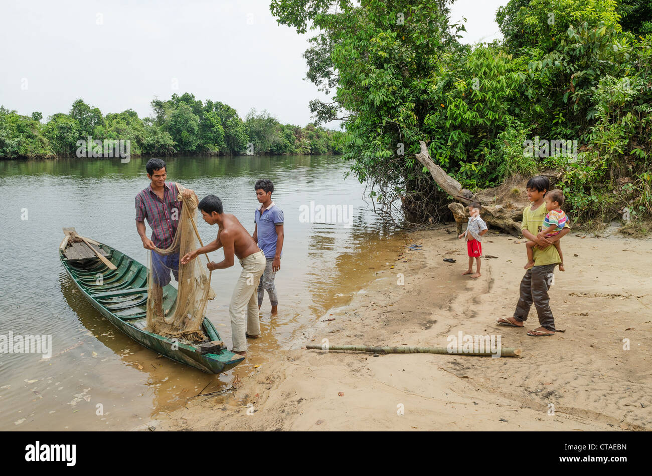 Giovani uomini la pesca nelle zone rurali del fiume Cambogia Foto Stock