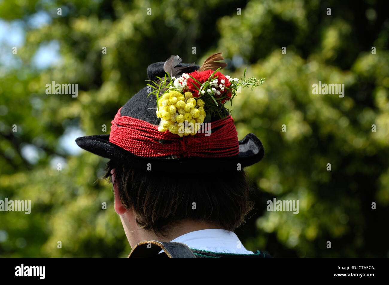 Hat decorato con fiori, uomo indossando il costume di Sarentino, Alto Adige, Trentino Alto Adige, Italia Foto Stock