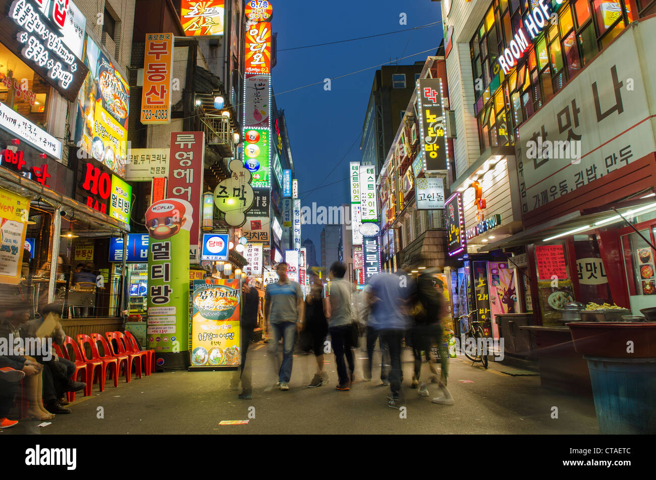 Via dello shopping nel centro di Seul Corea del sud di notte Foto Stock