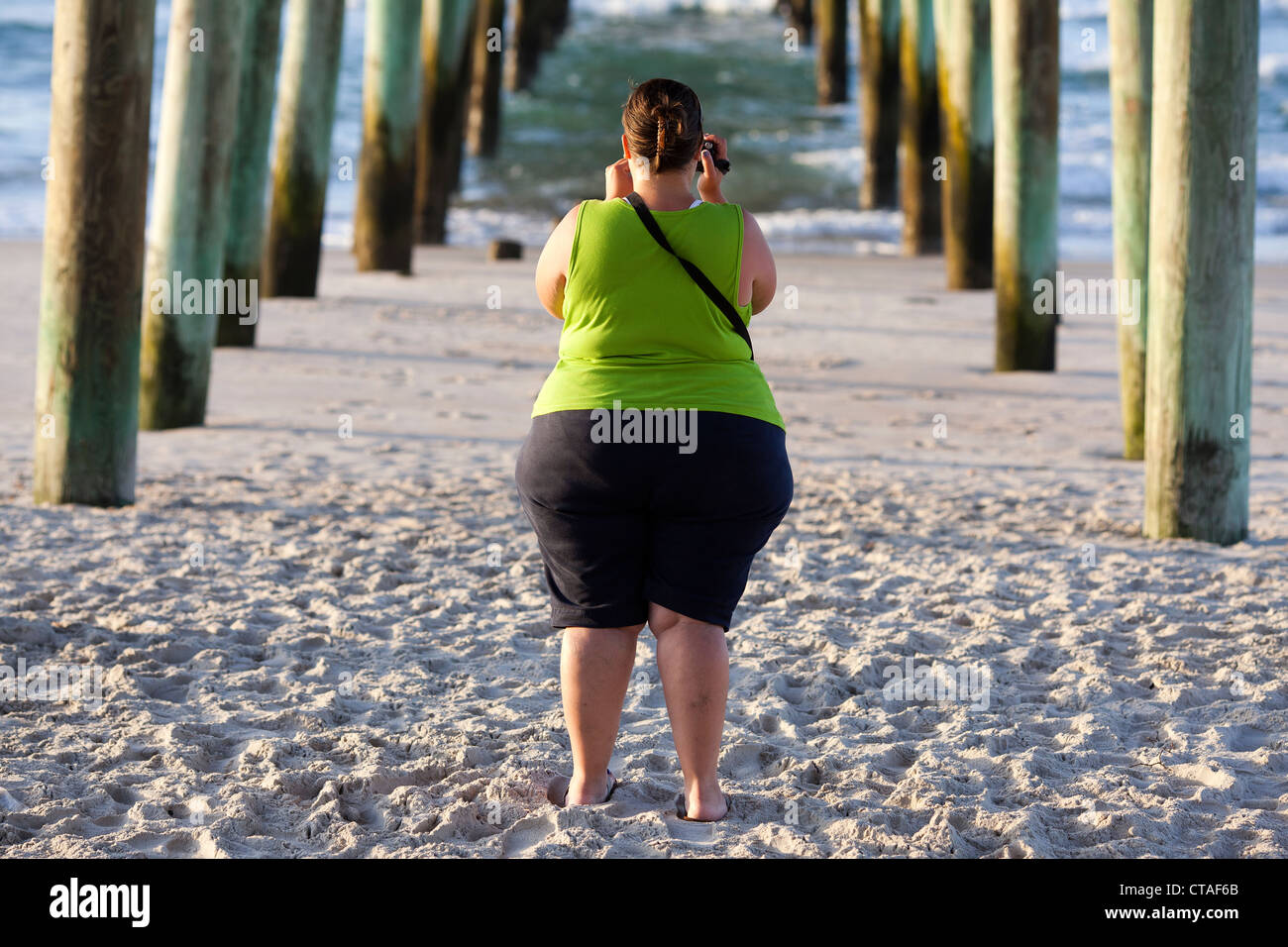 Un sovrappeso lady sul Surf City Beach , Topsail , North Carolina , USA . Foto Stock