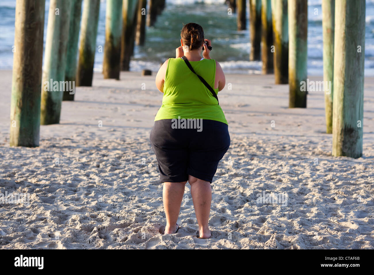 Un sovrappeso lady sul Surf City Beach , Topsail , North Carolina , USA . Foto Stock Un sovrappeso lady sul Surf City Beach , Topsail , North Carolina , USA . Foto Stock