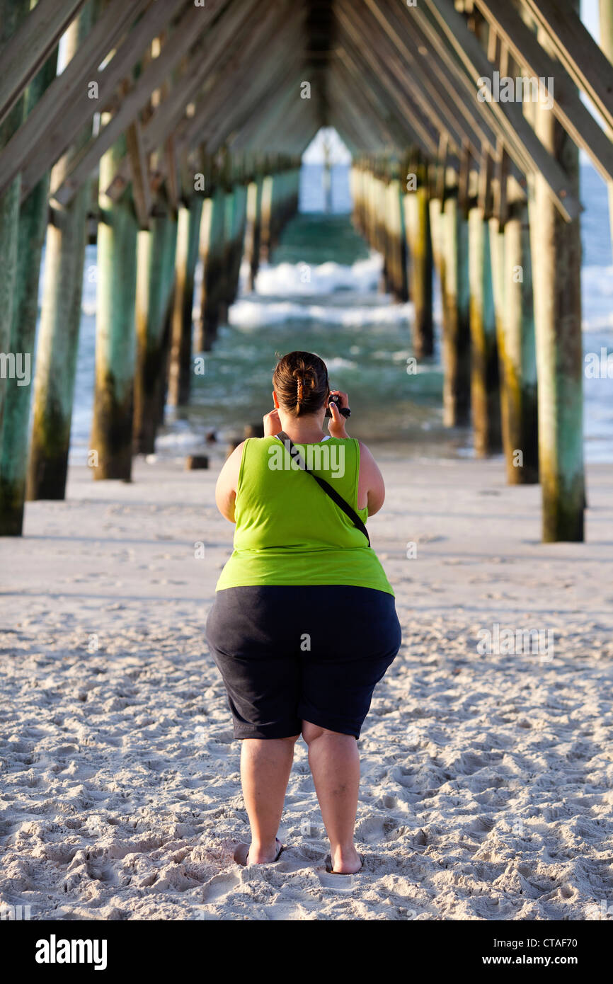 Un sovrappeso lady sul Surf City Beach , Topsail , North Carolina , USA . Foto Stock