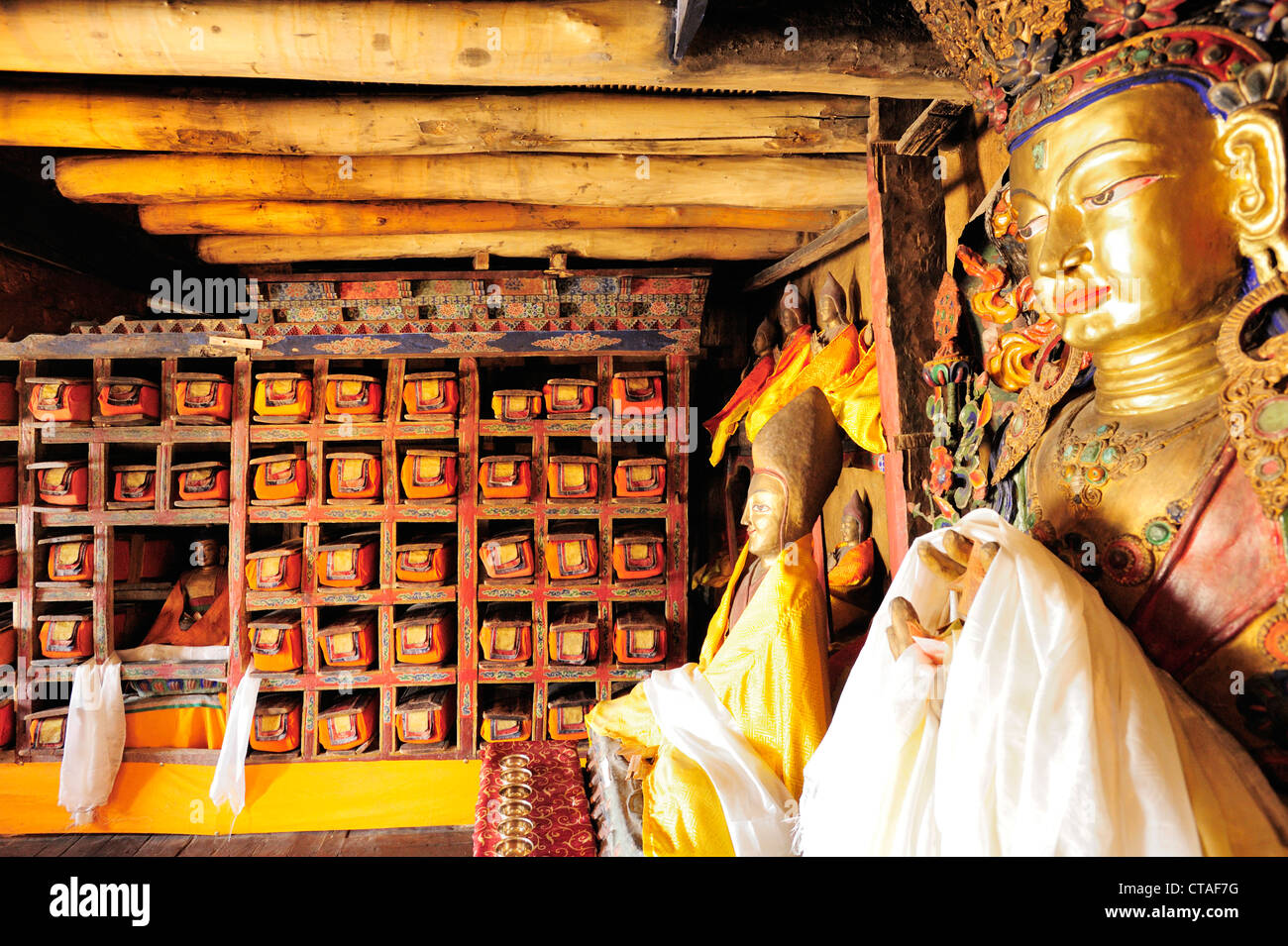 Biblioteca con libri buddista e statue di Buddha, Monastero di Thikse, Thiksey, Leh, valle di Indus, Ladakh, India Foto Stock