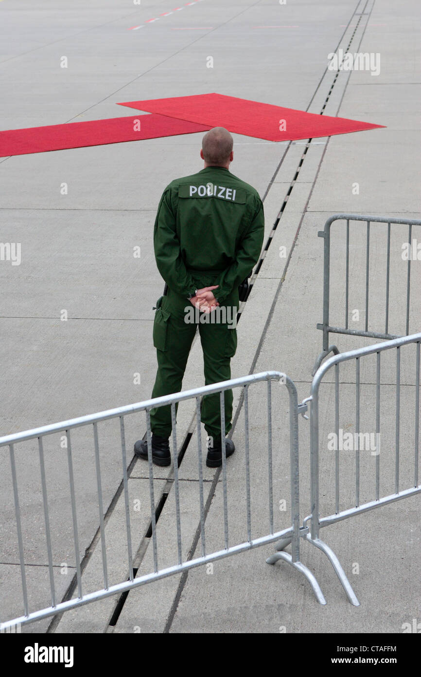 Poliziotti di fissare la partenza di Papa Benedetto XVI. Foto Stock