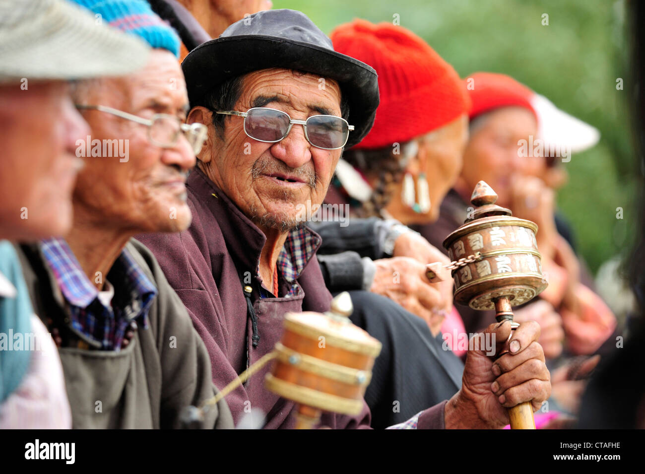 Gli uomini con ruote della preghiera, monastero festival, Phyang, Leh, valle di Indus, Ladakh, Jammu e Kashmir India Foto Stock