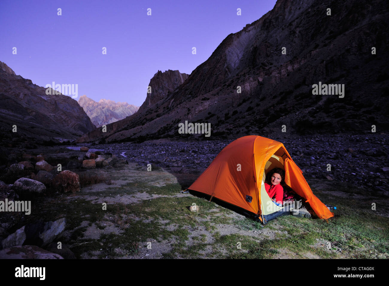 Donna giaceva in una tenda, Honupatta, Zanskar gamma traversa, Zanskar Range, Zanskar, Ladakh, Jammu e Kashmir India Foto Stock