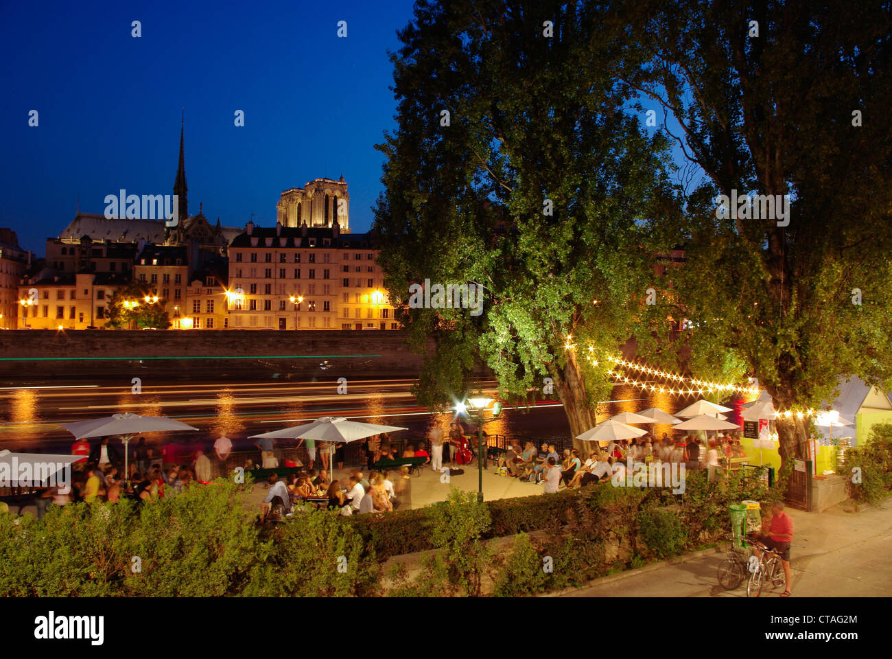 Paris Plage. Le persone godono i quais della Senna di notte a Parigi in estate Foto Stock
