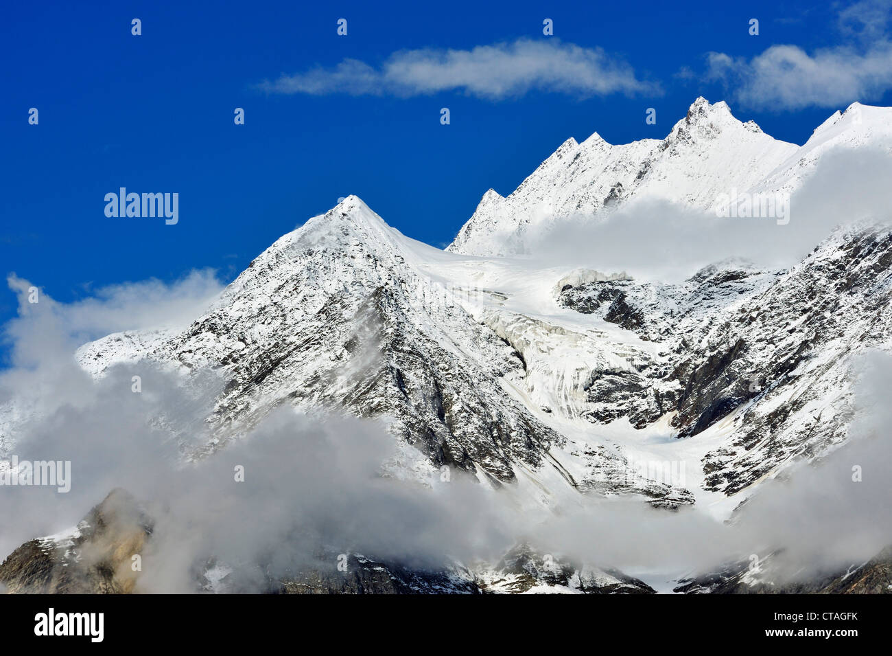 Coperte di neve montagna himalayana sopra Keylong, Himachal Pradesh, India Foto Stock