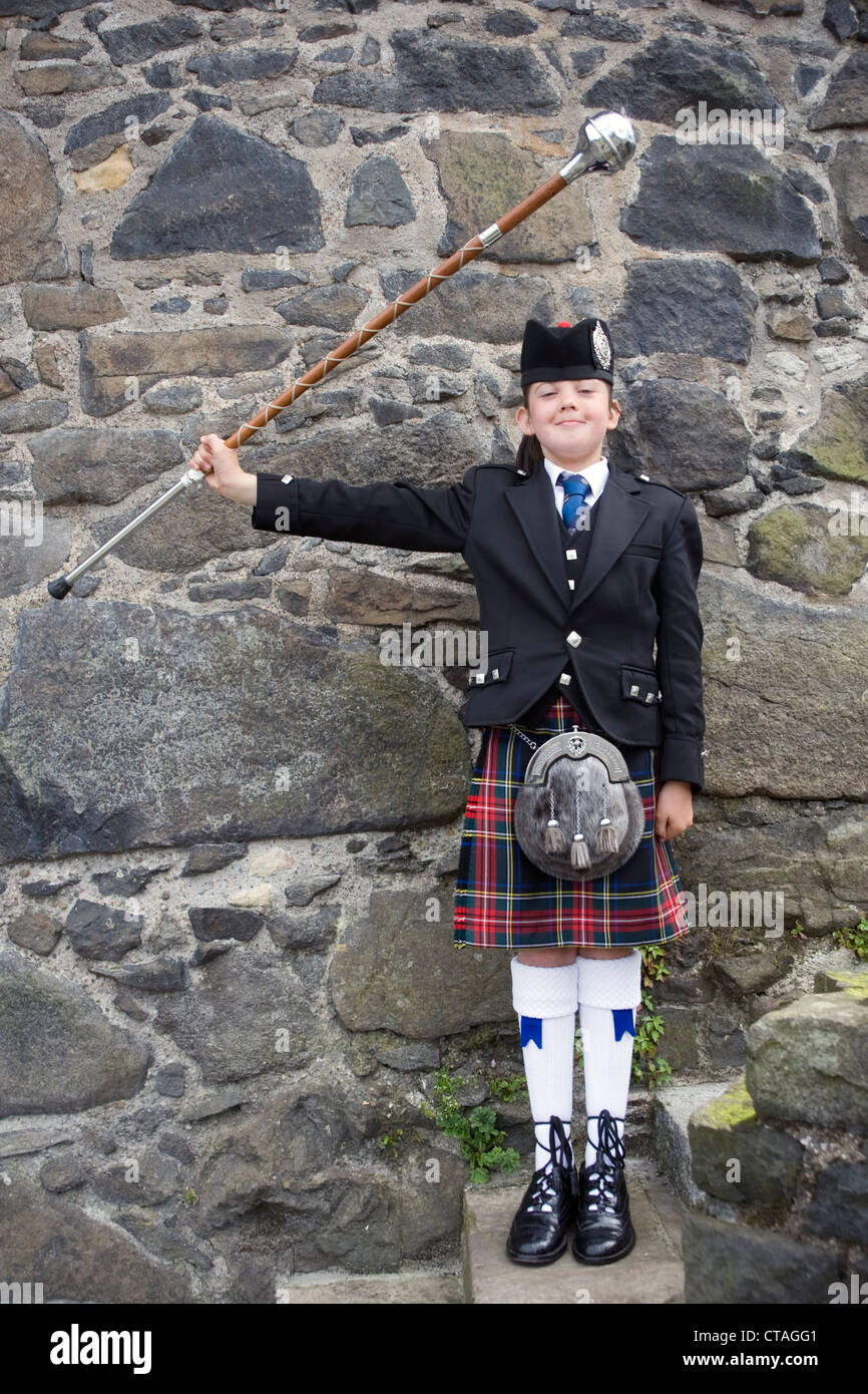 Giovane femmina grande tamburo Lana Gibson dei principali Sinclair Memorial Pipe Band da Ballyclare, Irlanda del Nord Foto Stock