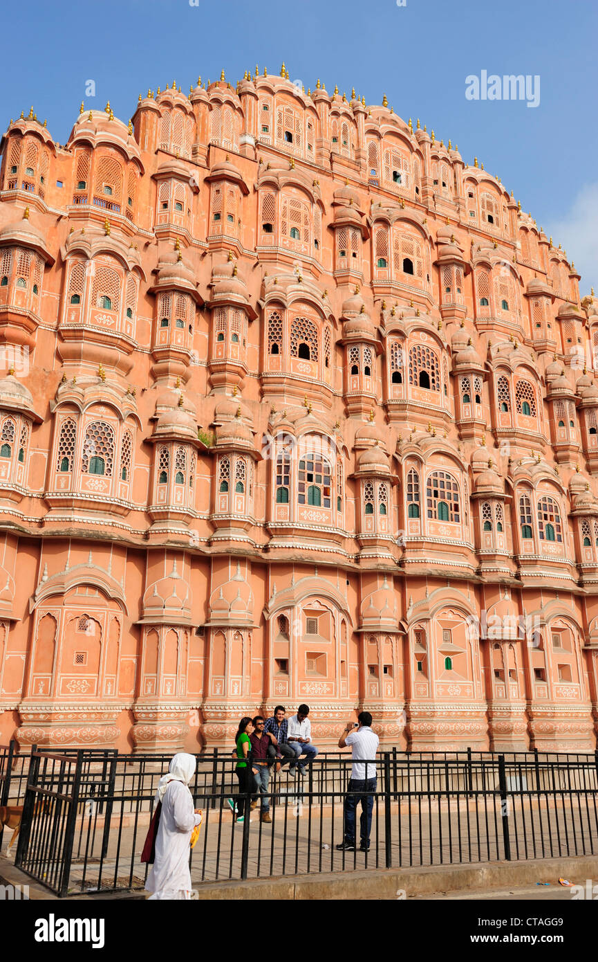 India turisti fotografare davanti al palazzo dei venti, palazzo dei venti, Hawa Mahal, Jaipur, Rajasthan, India Foto Stock