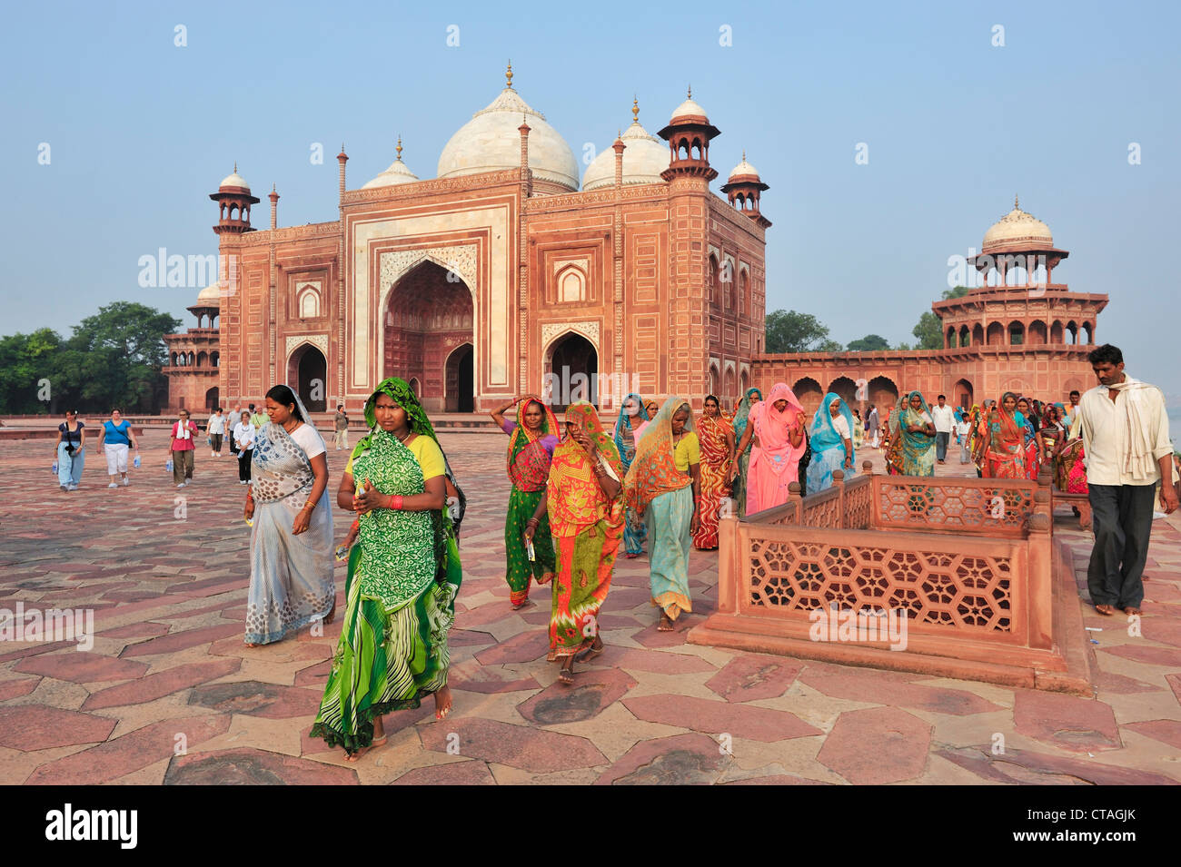 Indian turisti in sarees, Taj Mahal, Sito Patrimonio Mondiale dell'UNESCO, Agra, Uttar Pradesh, India Foto Stock