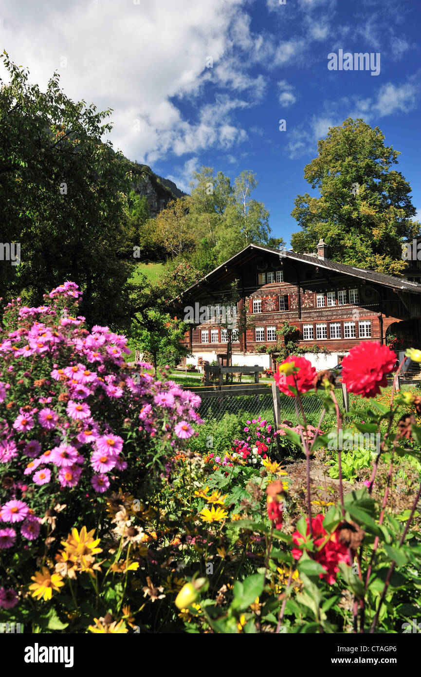 Casa colonica con giardino, Meiringen, Oberland bernese, il cantone di Berna, Svizzera Foto Stock