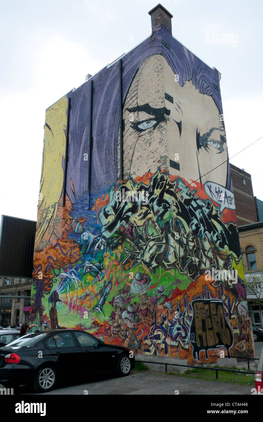 Carta murale del personaggio dei fumetti che copre la costruzione di Santa Caterina street Montreal Québec Canada Foto Stock