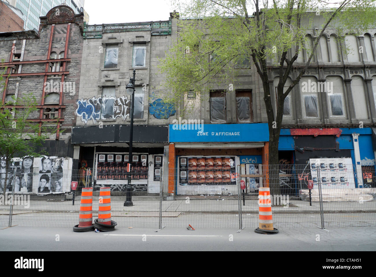 Lavori stradali e i negozi chiusi in una rivitalizzazione area sul Boulevard Saint-Laurent Quebec Montreal Canada KATHY DEWITT Foto Stock