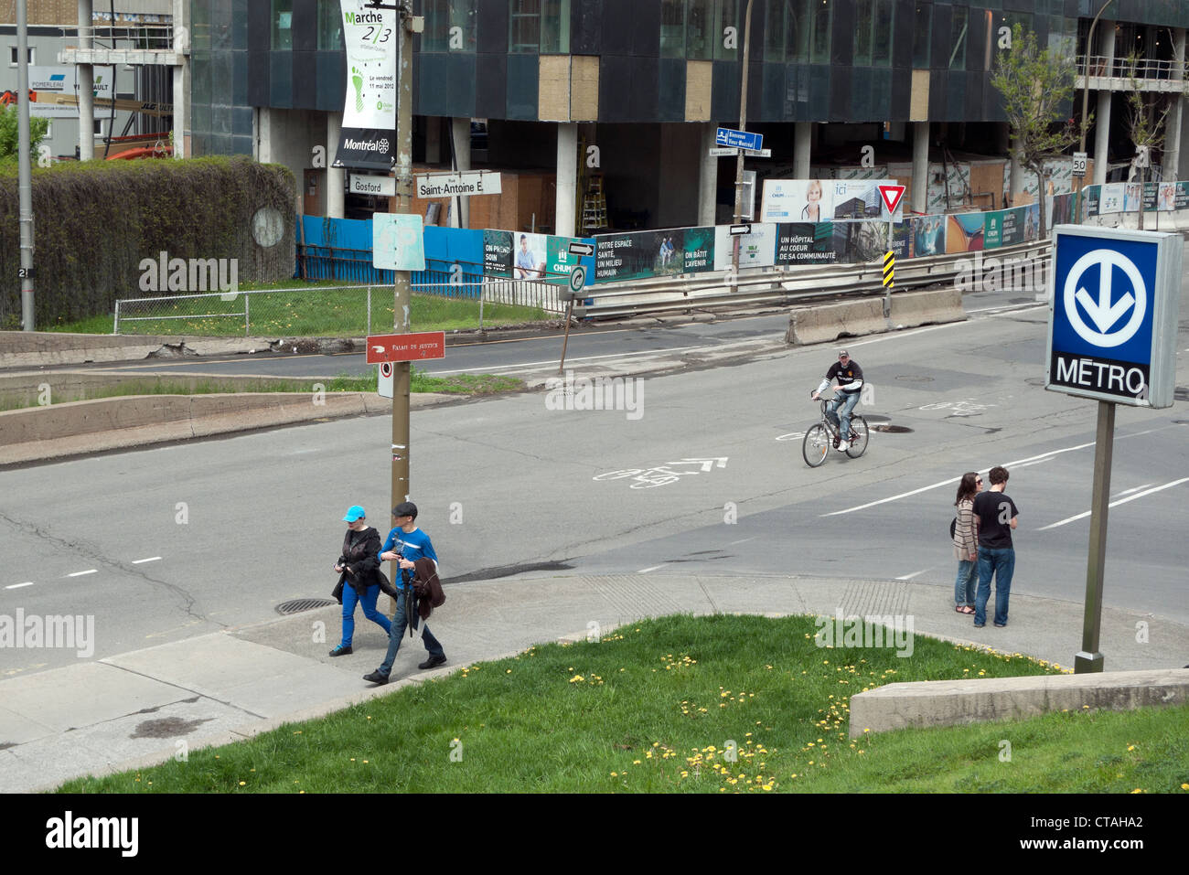 La stazione della metropolitana segno a Champ de Mars all' angolo di rue Saint-Antoine e Rue Gosford Montreal, Quebec, Canada Foto Stock