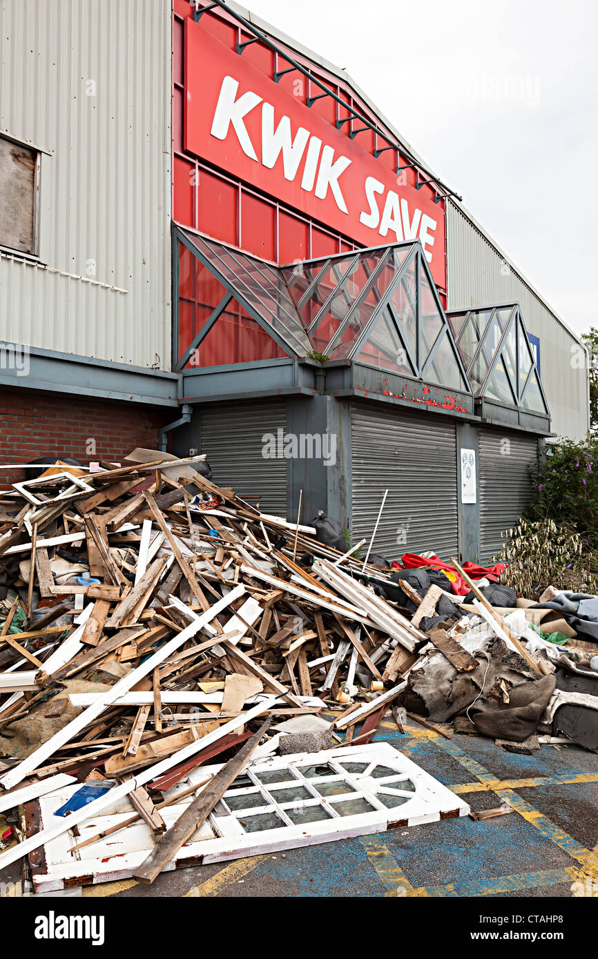Chiuso fuori città superstore con la spazzatura in parcheggio, Cardiff Wales, Regno Unito Foto Stock