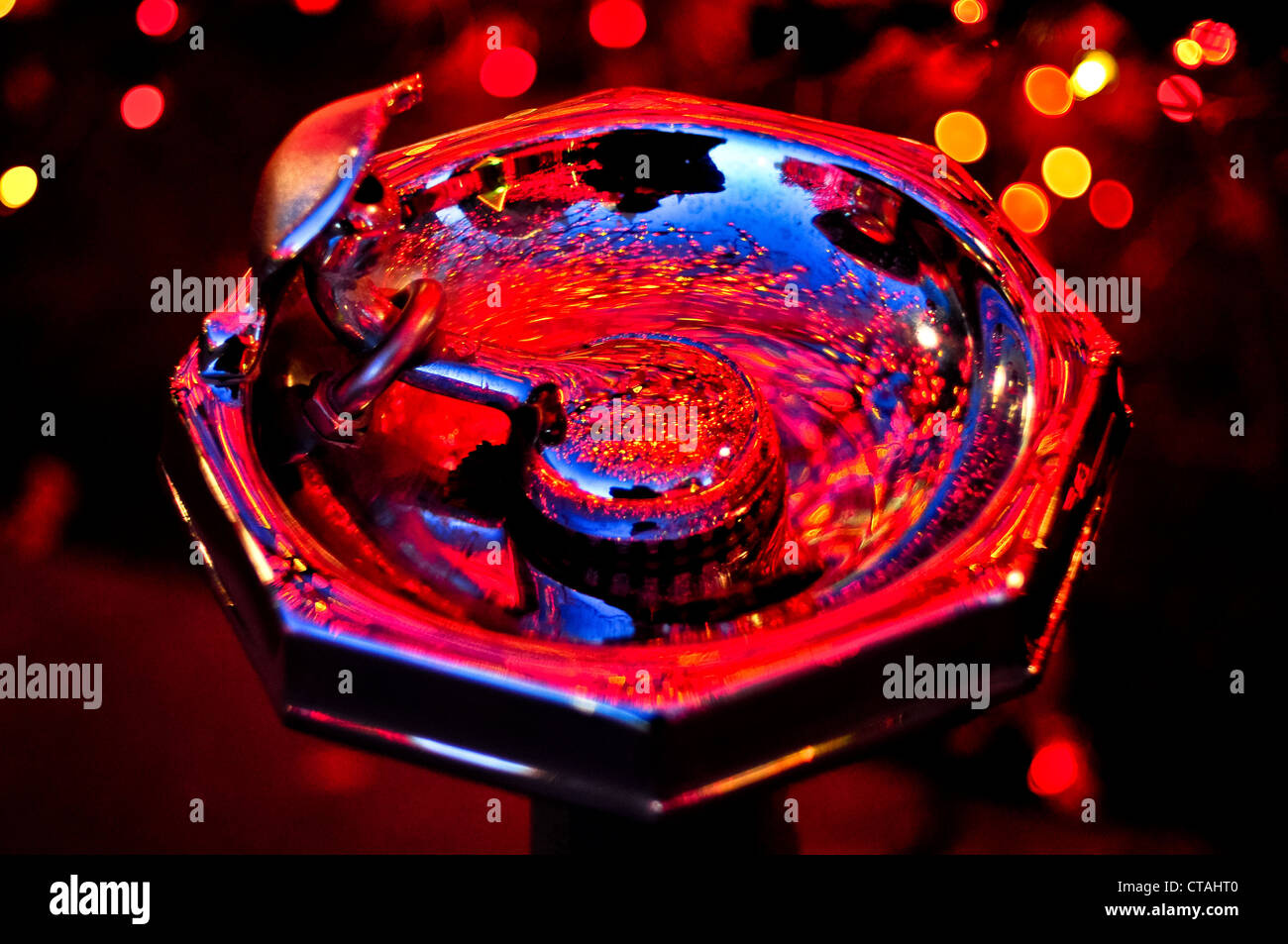 Un colorato riflettente fontana di acqua splendente indietro i vari colori di adiacenti luci di Natale in piazza modello, sale La Foto Stock