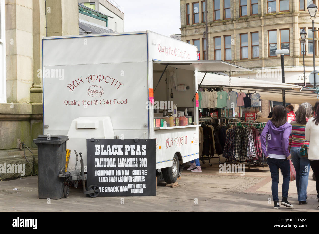 Il fast food rimorchio e piselli nero segno accanto al mercato in Accrington, Lancashire. Foto Stock