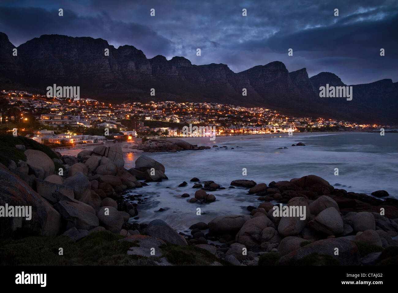 Sera impressione a Camps Bay con vista della Catena Montuosa dodici Apostels, Camps Bay, Città del Capo, Western Cape, Sud Africa, R Foto Stock