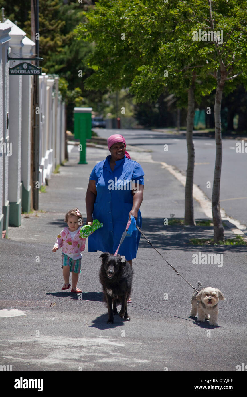 Nanny con il bambino e il cane in una passeggiata, Cape Town, Western Cape, Sud Africa Foto Stock
