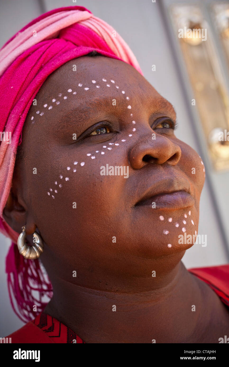 Nero donna africana in tradizionali abiti tribali, Cape Town, Western Cape, Sud Africa Foto Stock