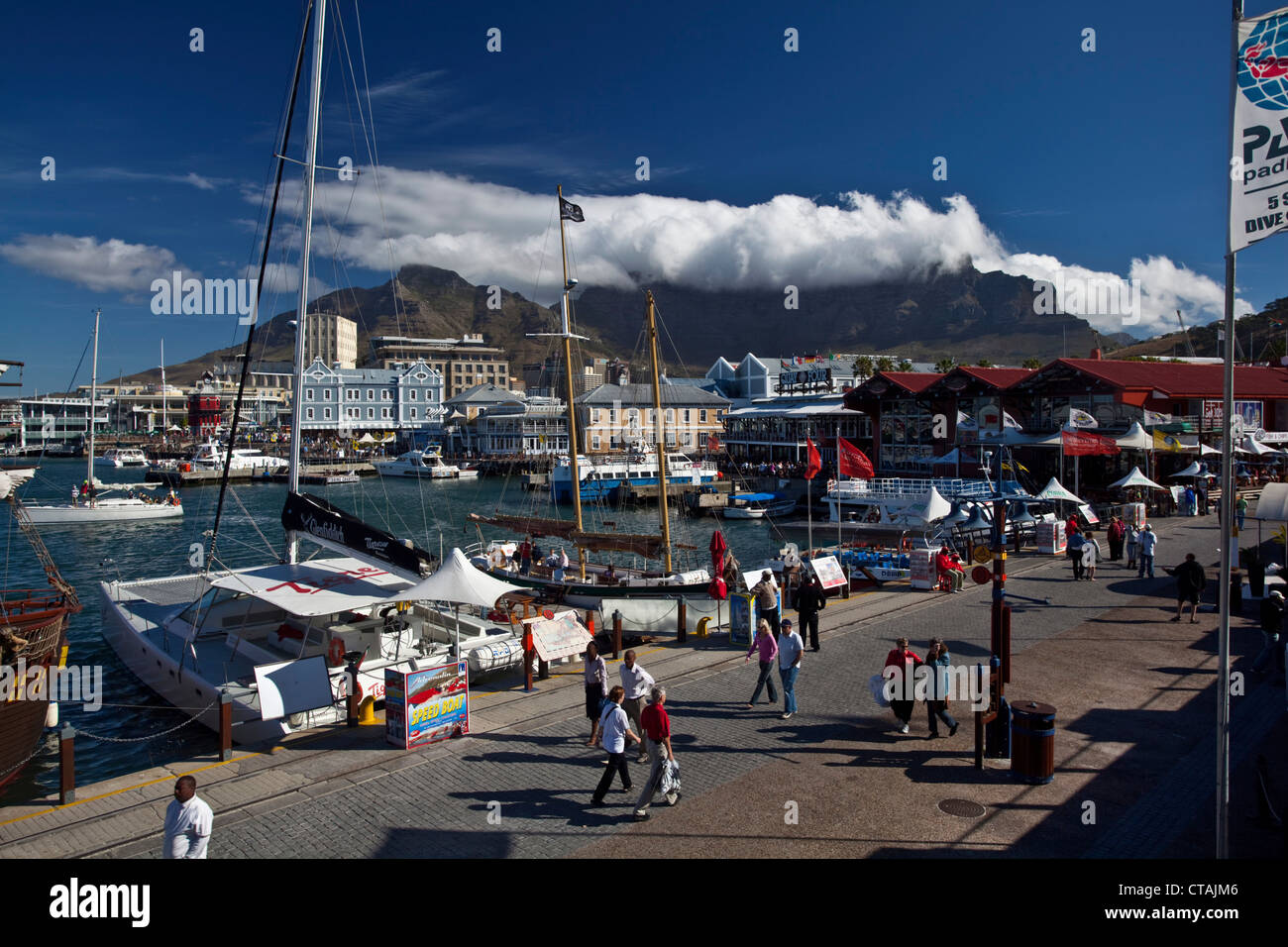 Vista sul Victoria and Albert Waterfront verso la Table Mountain e Cape Town, Western Cape, Sud Africa, RSA, Africa Foto Stock