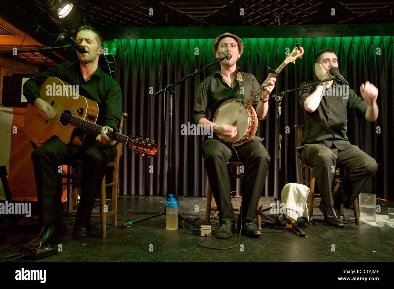 Barry, Hugh e Ian da 'Púca' una musica irlandese tradizionale gruppo di banda a suonare all'Arlington Hotel, Dublino. Foto Stock
