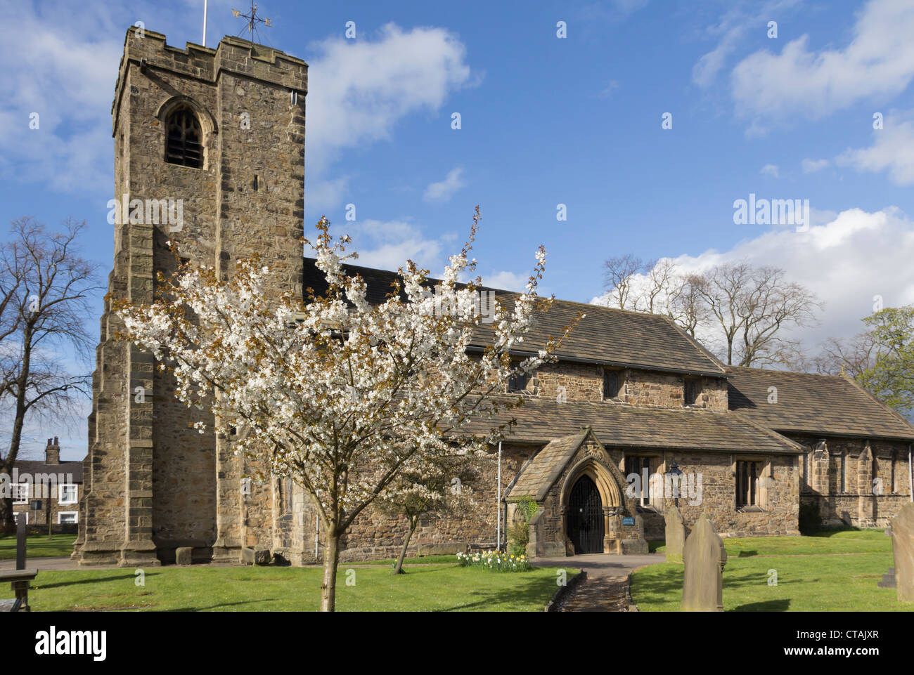 Chiesa di Inghilterra chiesa parrocchiale 'St a Maria e a tutti i santi in Whalley, Lancashire nel sole caldo di un pomeriggio di primavera. Foto Stock