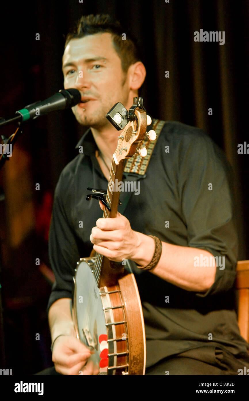 Hugh suonare il banjo con 'Púca' una musica irlandese tradizionale gruppo di banda a suonare all'Arlington Hotel, Dublino. Foto Stock