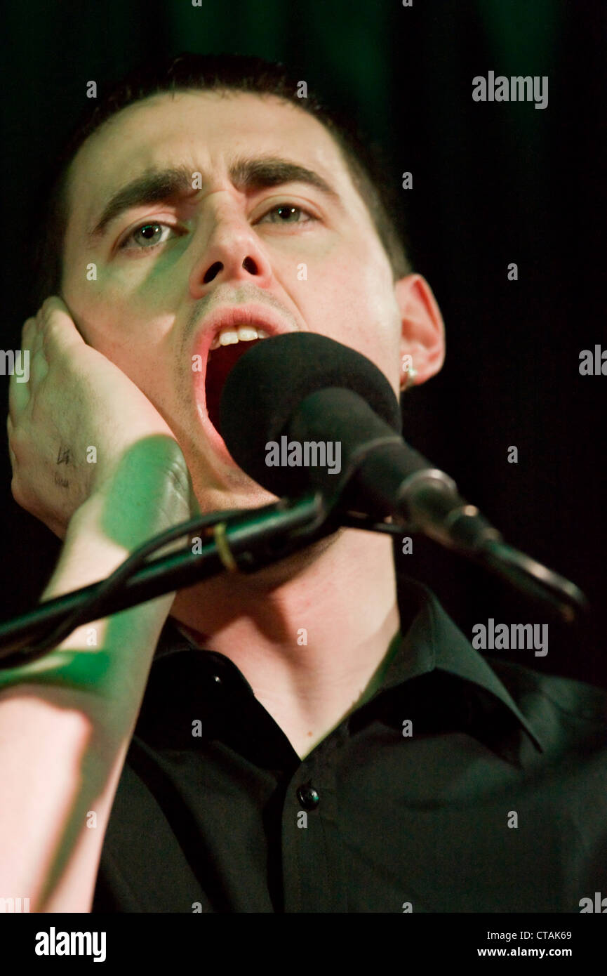 Ian cantando con 'Púca' una musica irlandese tradizionale gruppo di banda a suonare all'Arlington Hotel, Dublino. Foto Stock