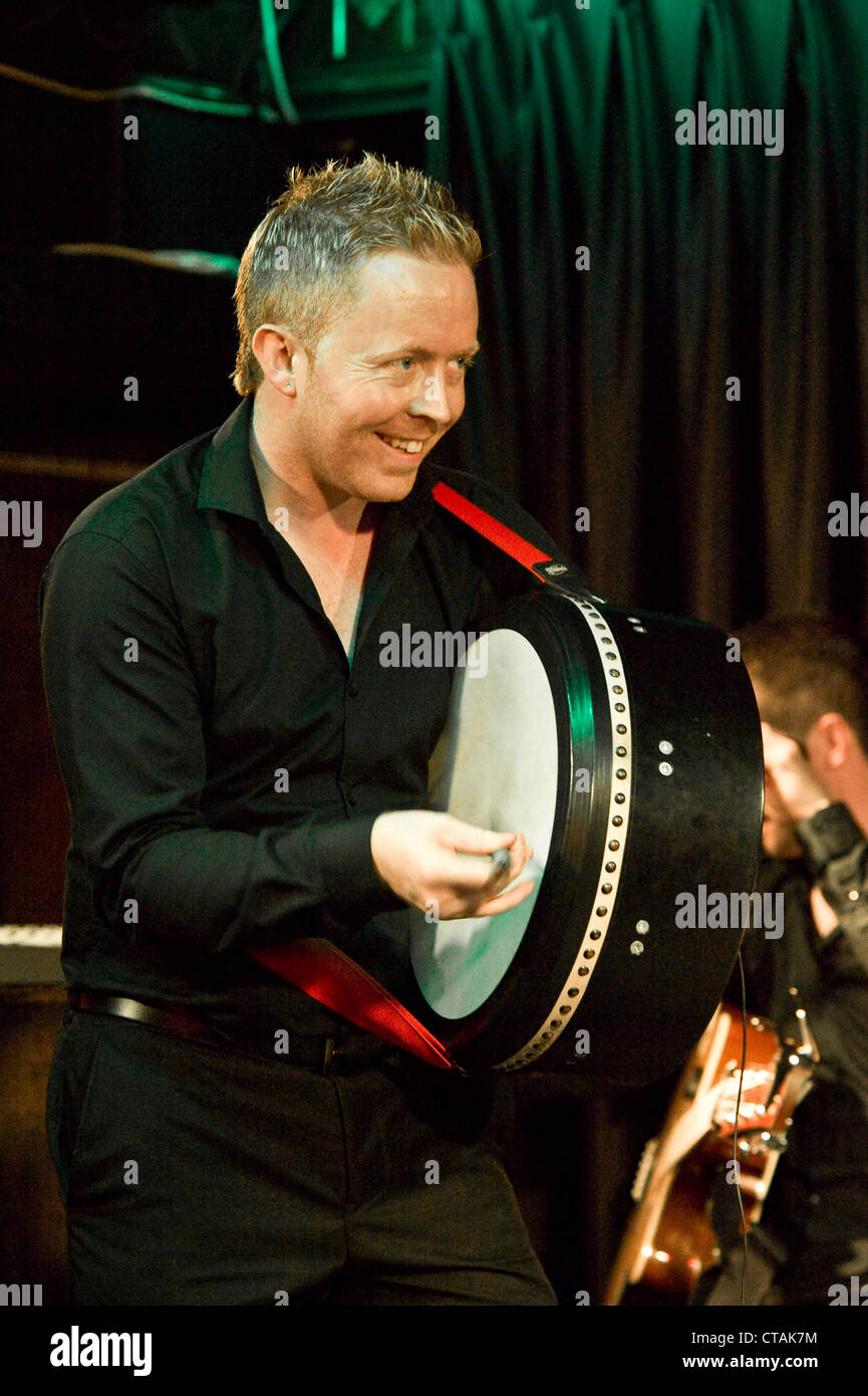 Eddie giocando il Bodhrán con 'Púca' una musica irlandese tradizionale gruppo di banda a suonare all'Arlington Hotel, Dublino. Foto Stock