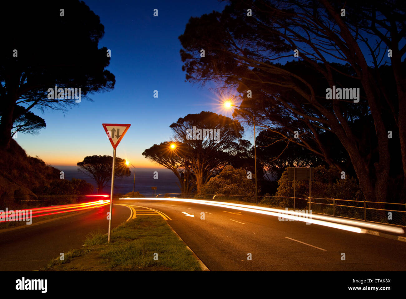 Pass-street Kloof Road che conduce da Città del Capo a Camps Bay dopo sun-set, Cape Town, Western Cape, Sud Africa, RSA, Africa Foto Stock