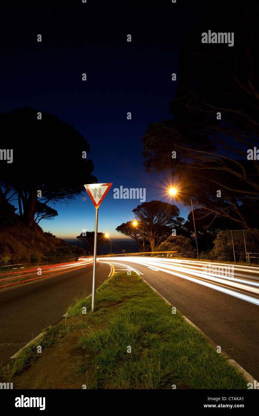 Pass-street Kloof Road che conduce da Città del Capo a Camps Bay dopo sun-set, Cape Town, Western Cape, Sud Africa, RSA, Africa Foto Stock