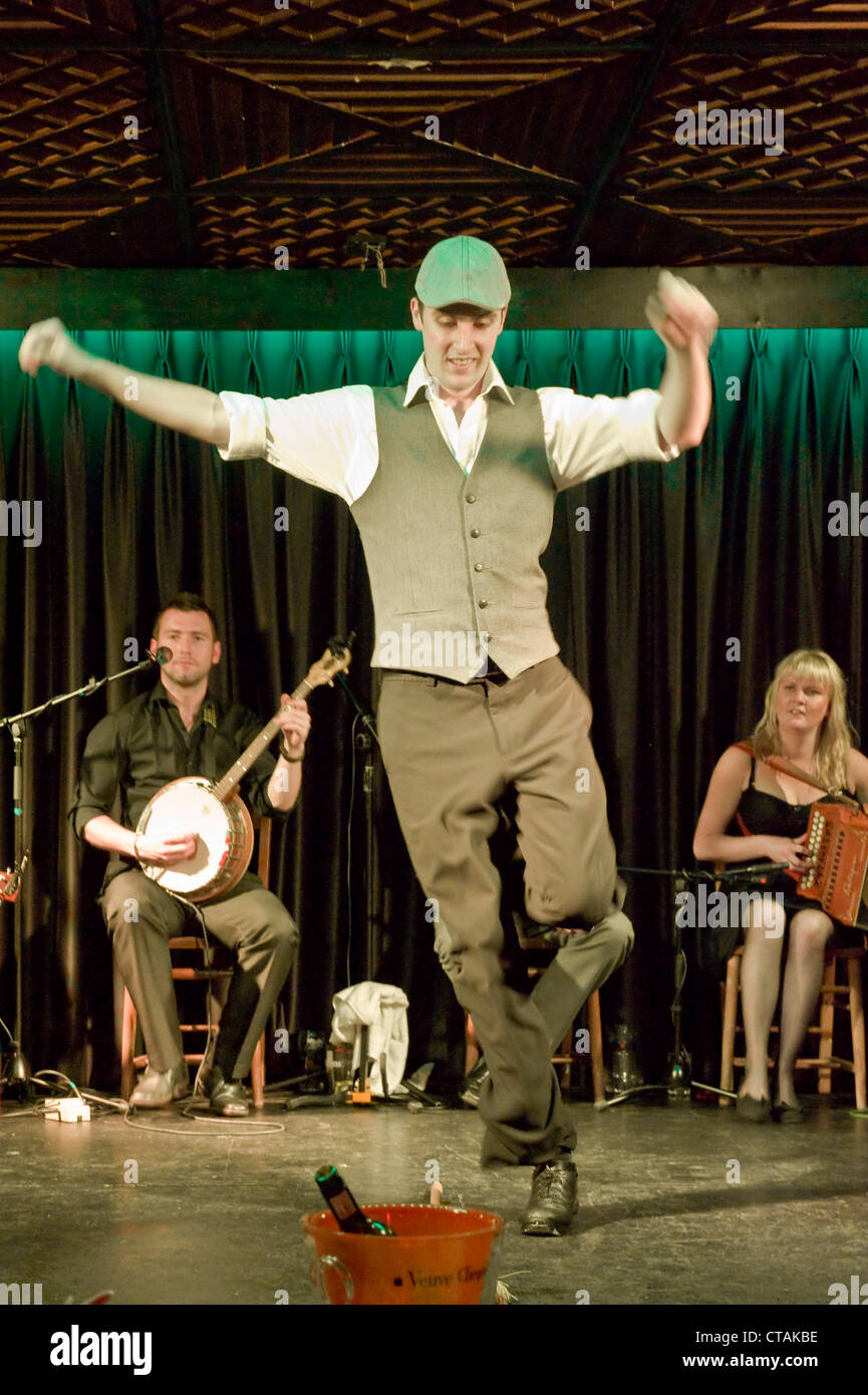 Un membro della 'Celtico Rhythm Professional ballerini irlandesi' sul palco con il sostegno di musica di 'Puca" presso l'Arlington Hotel, Dublino. Foto Stock